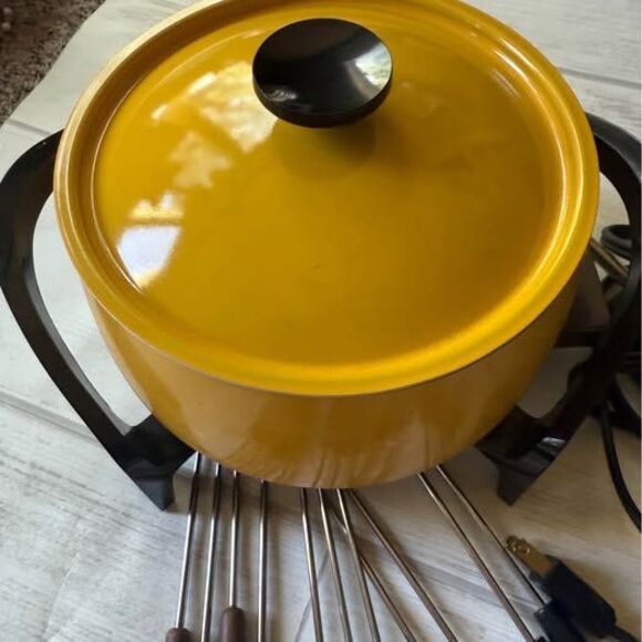 Vintage West Bend mustard yellow fondue pot with 11 pokers for dipping - Picture 6 of 10